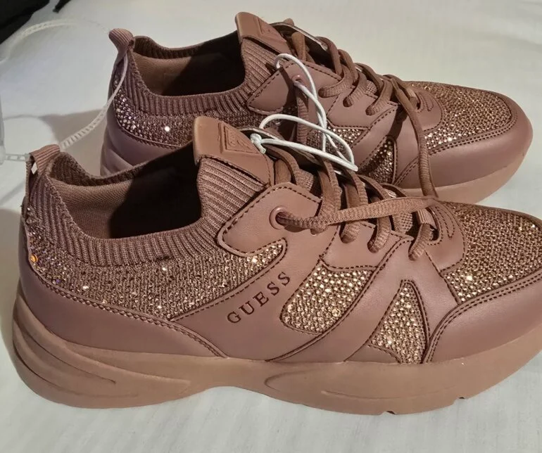 ZAPATILLA GUESS ROSADO OSCURO CON CRISTALES MAUVE054