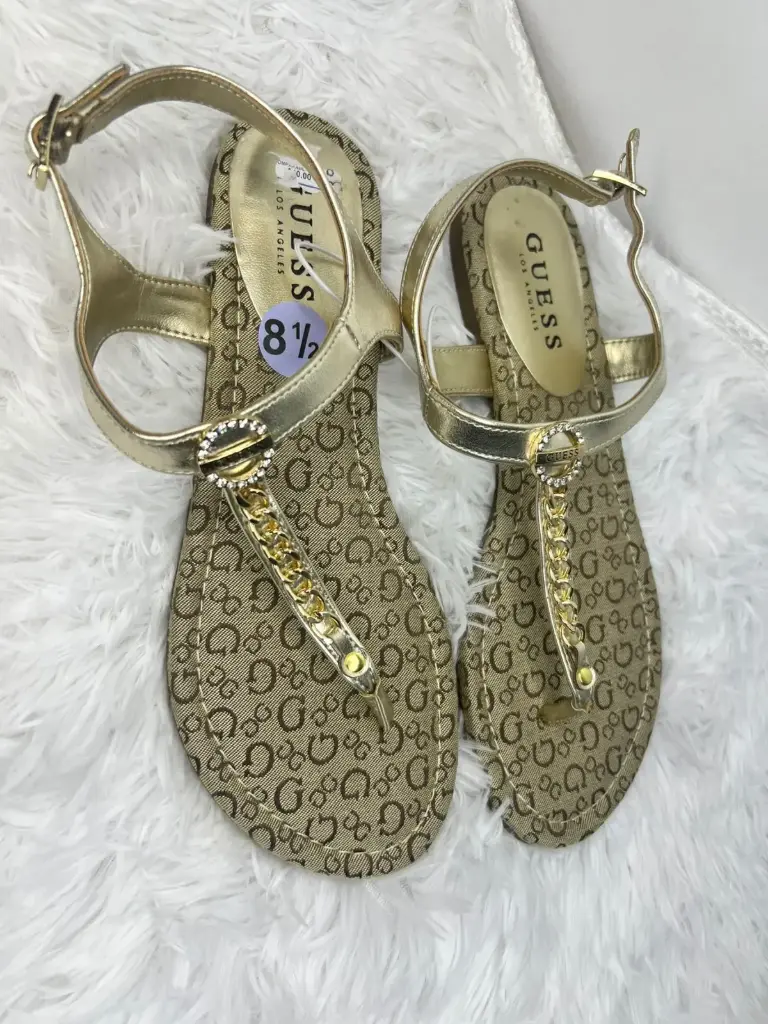 Sandalias doradas guess 